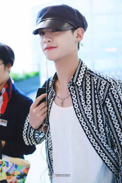 黄明昊头戴报童帽帅气可爱 脖子残留染发膏显呆萌