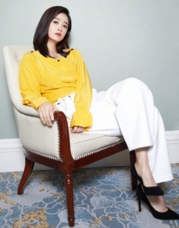 有一种鞋叫蒋欣的高跟鞋,不仅高还尖,网友:图四的坐姿很霸气