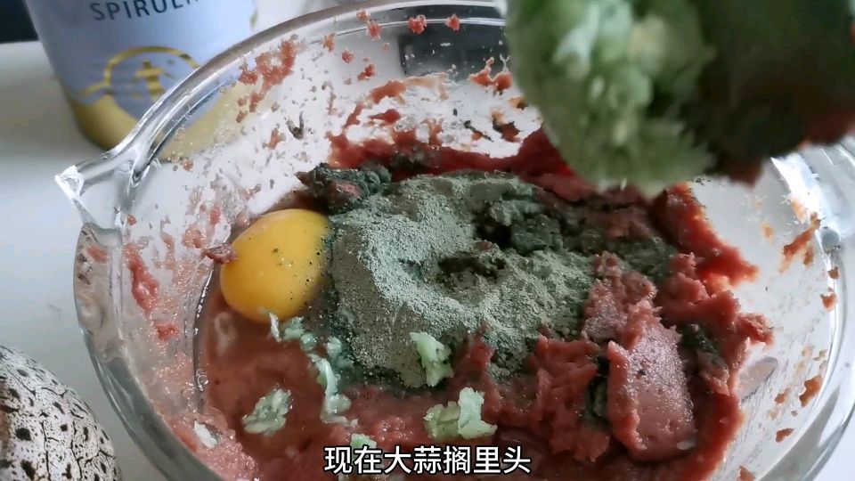 自制七彩神仙鱼的口粮,牛心汉堡,看看这用量真足,我都馋了