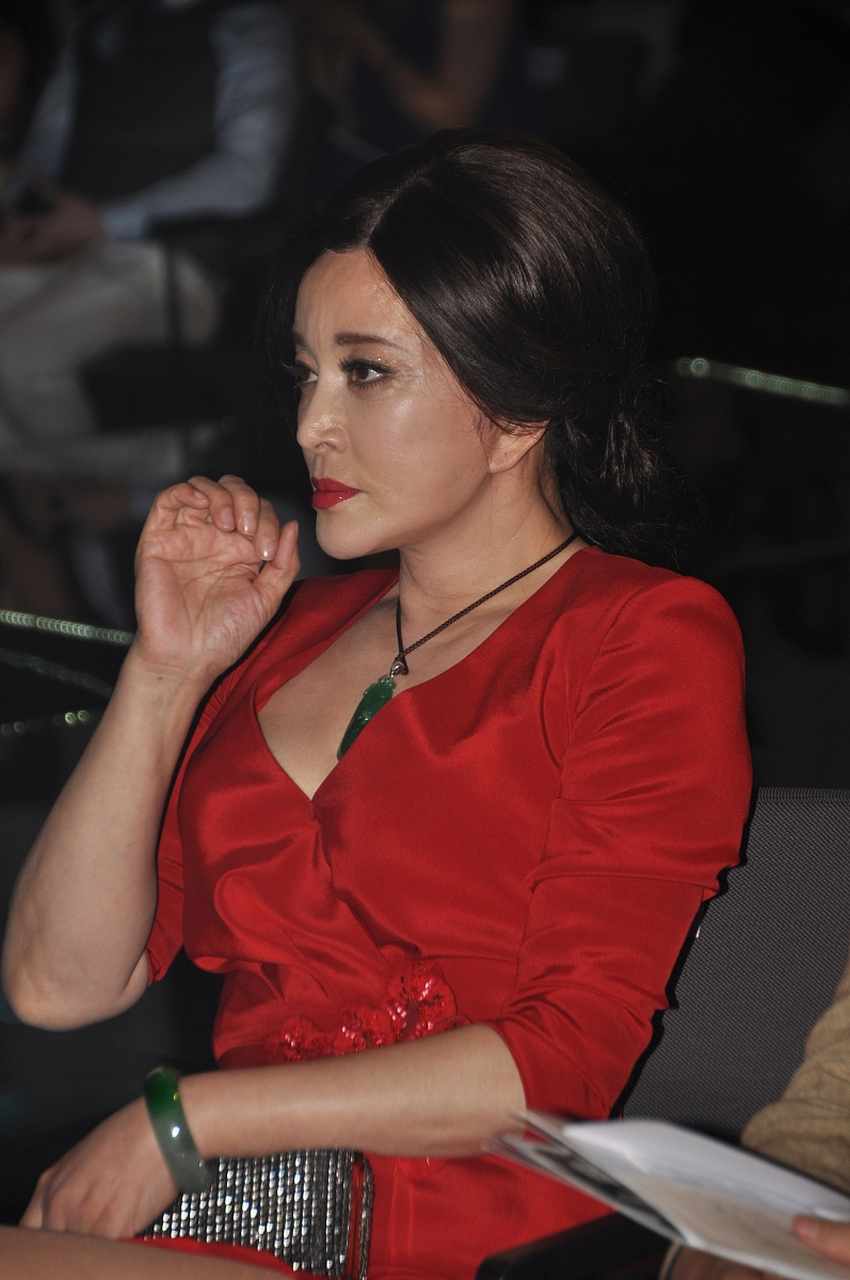 71岁刘晓庆再演少女,比父亲扮演者大18,网友直呼:谁来救救我的眼睛  7