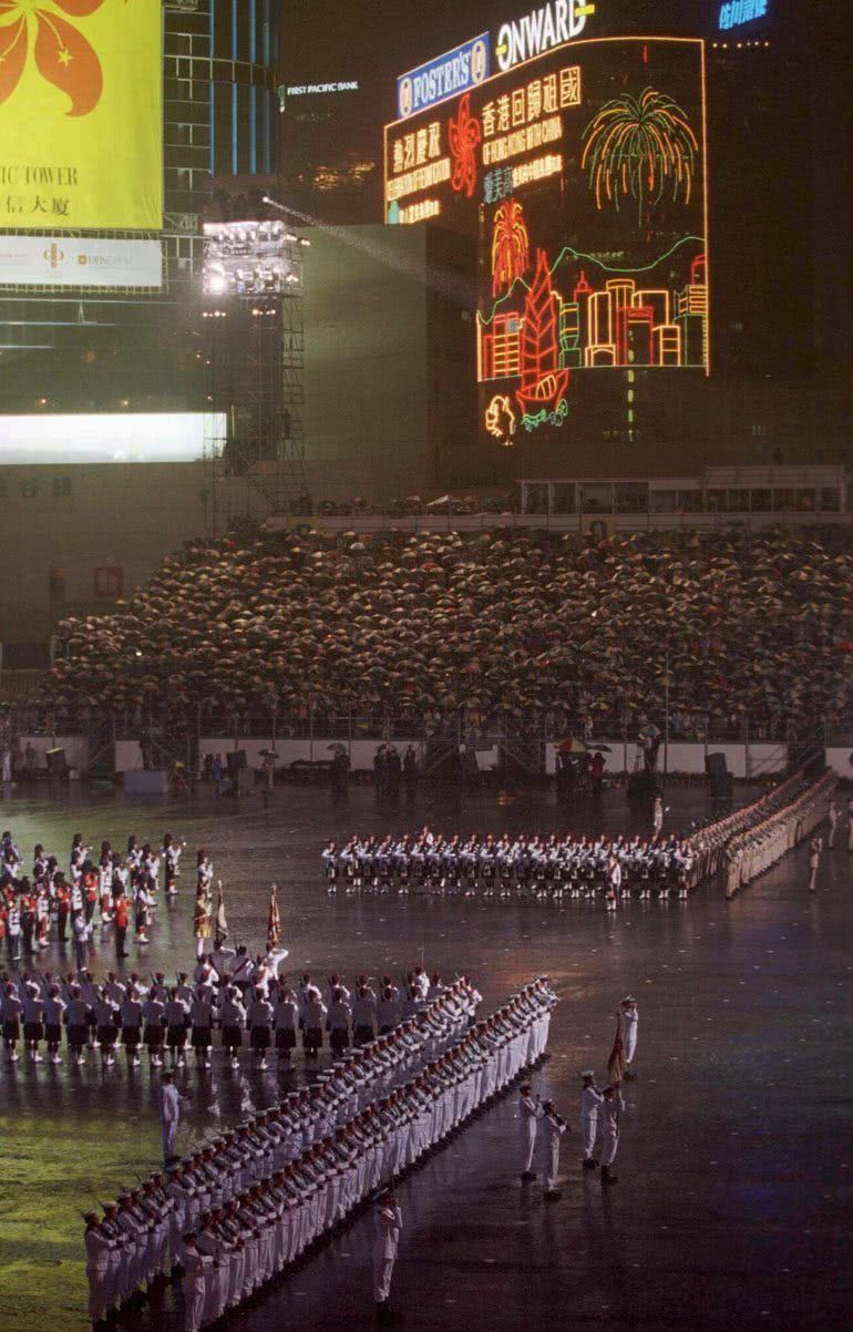 香港回归老照片:市民冒雨挥旗欢迎解放军进驻,港督女儿哭成泪人