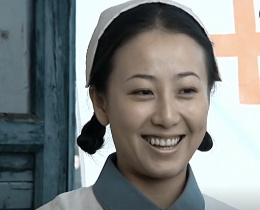 她是《亮剑》最漂亮的小护士,笑起来很甜美可惜赵政委不是李云龙