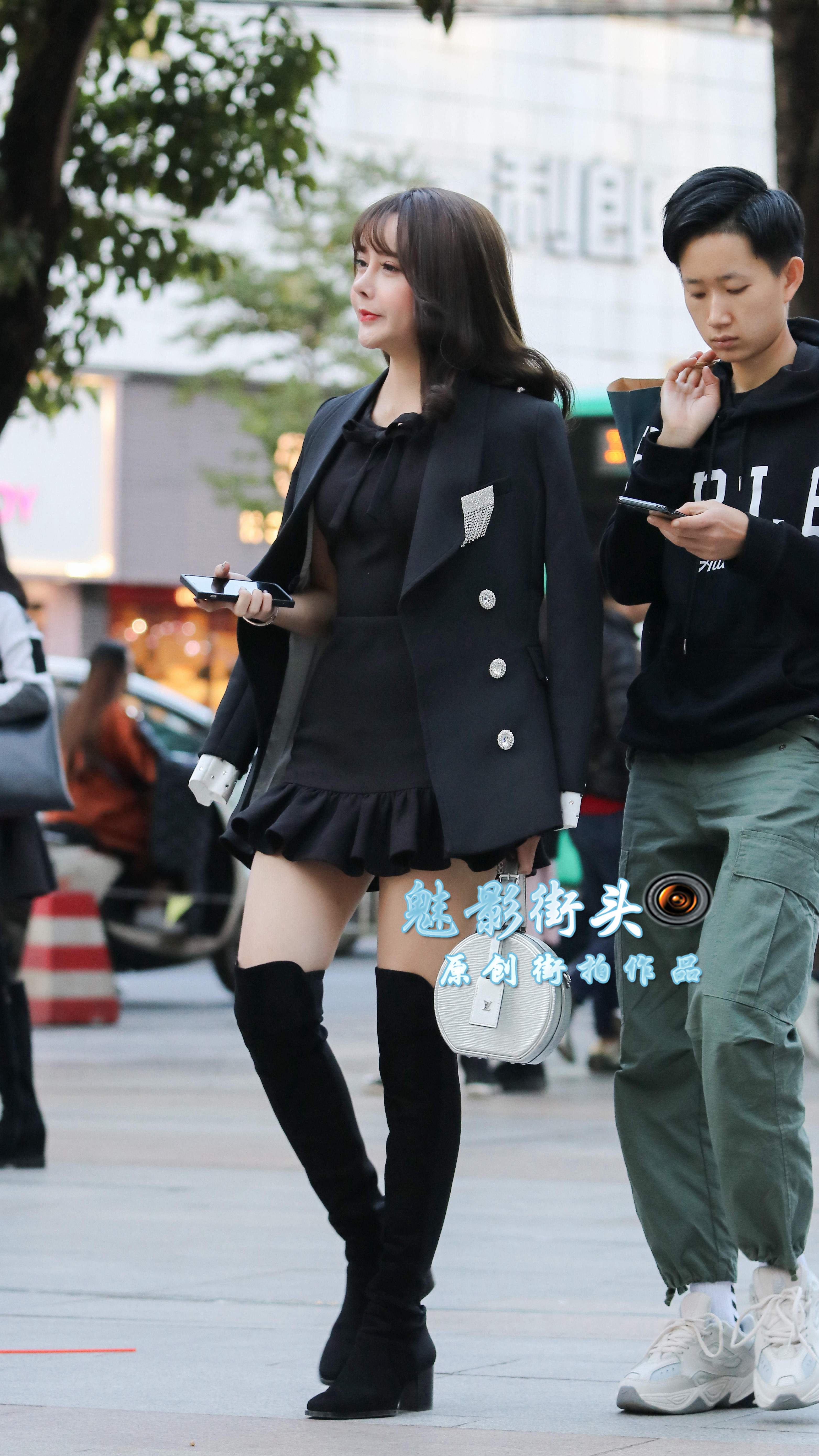 爱美的姑娘冬天也要穿短裙,搭配长筒靴子不仅保暖还显腿长