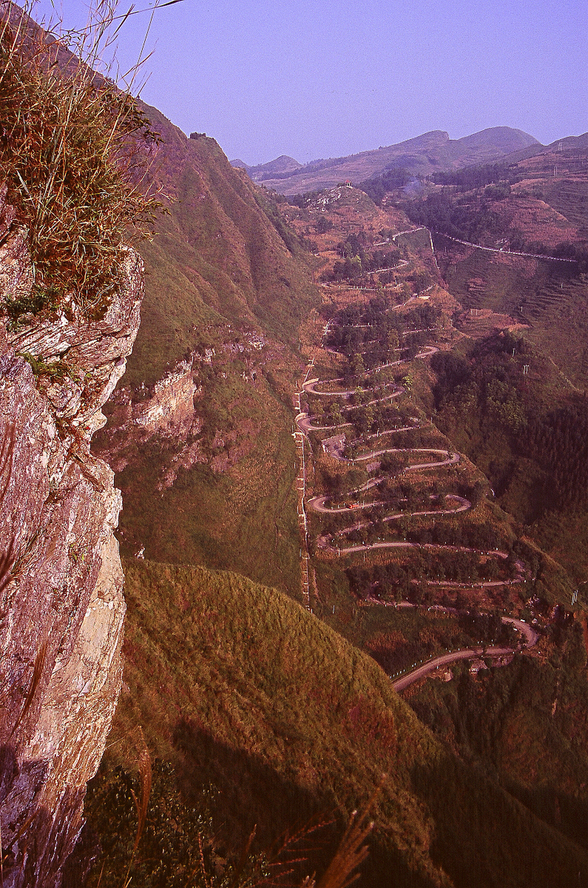 滇缅公路是抗日战争期间中国修建的一条重要国际通道,连接了云南与