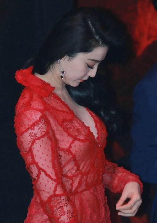 范冰冰一身红色蕾丝太性感,就连蕾丝裙都挡不住那里!