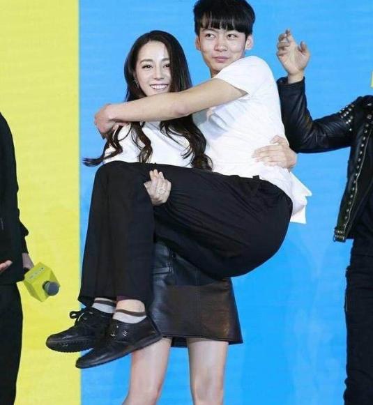 神奇少女迪丽热巴!盘点被她举高高的各种男女明星