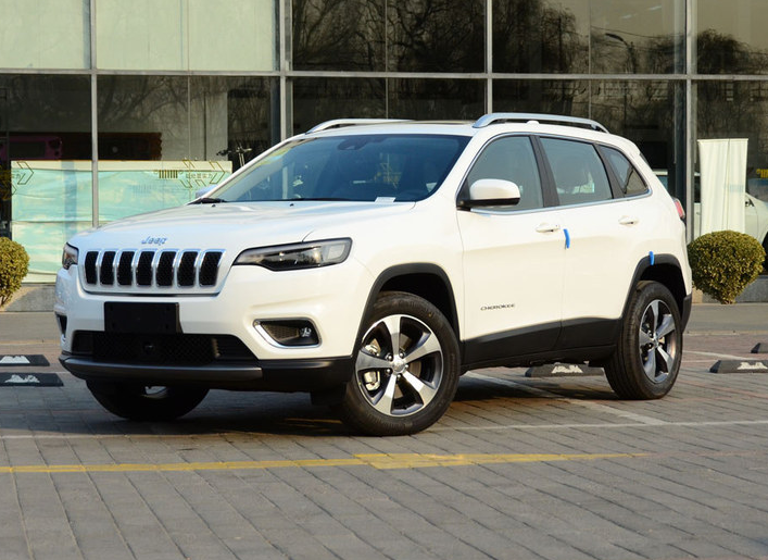 jeep-自由光2.0t四驱探享版,呈现圆润流线时尚的美,适合年轻人