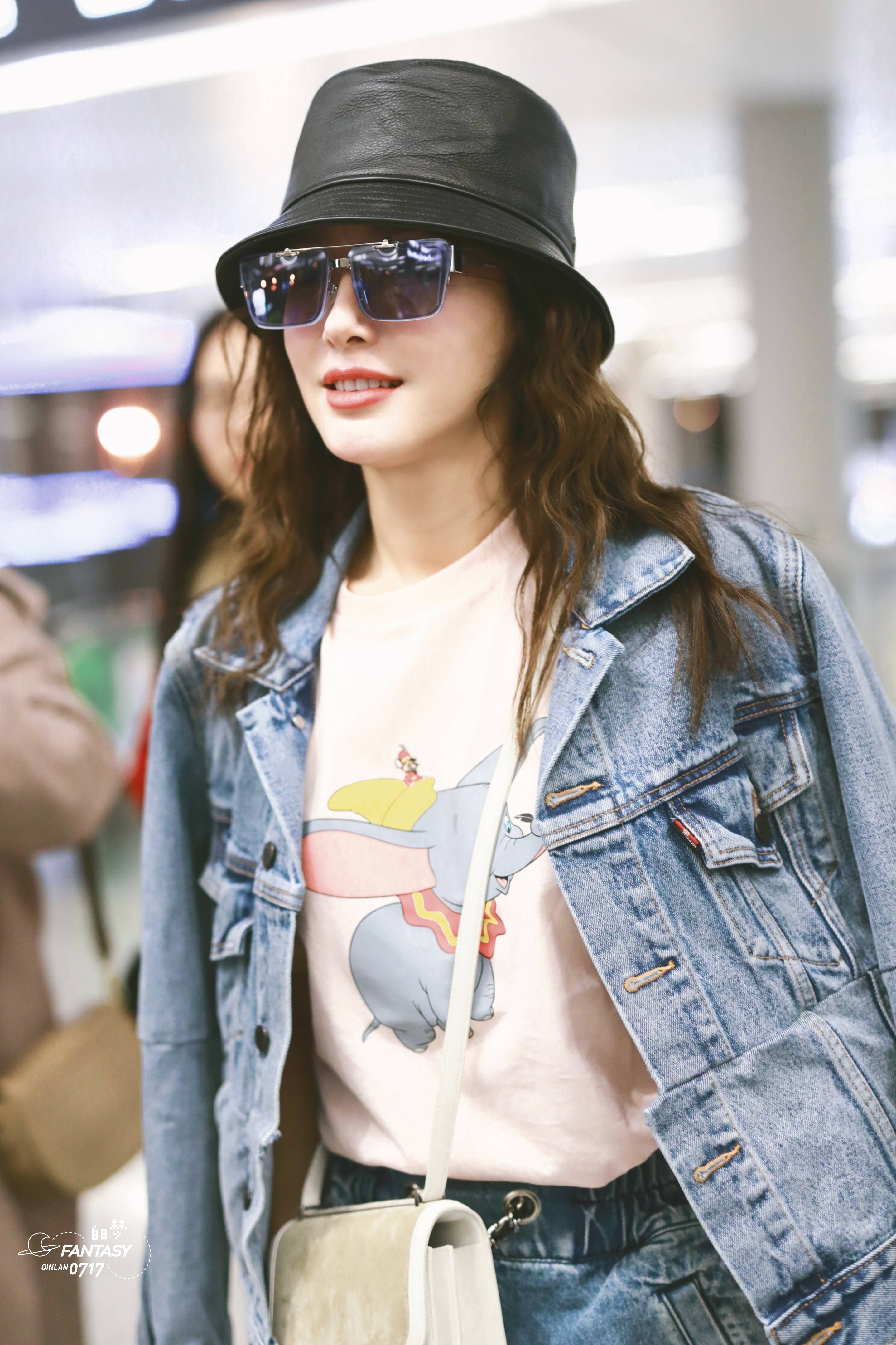 秦岚戴渔夫帽和墨镜穿蓝色牛仔套装现身机场,皮肤白皙笑容灿烂
