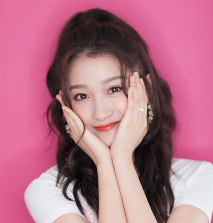 关晓彤日常照,捧脸嘟嘴,可爱迷人