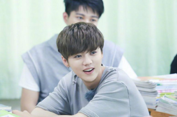 周杰伦新歌上线获鹿晗留言,其mv中竟藏着与蔡徐坤打榜之争的梗