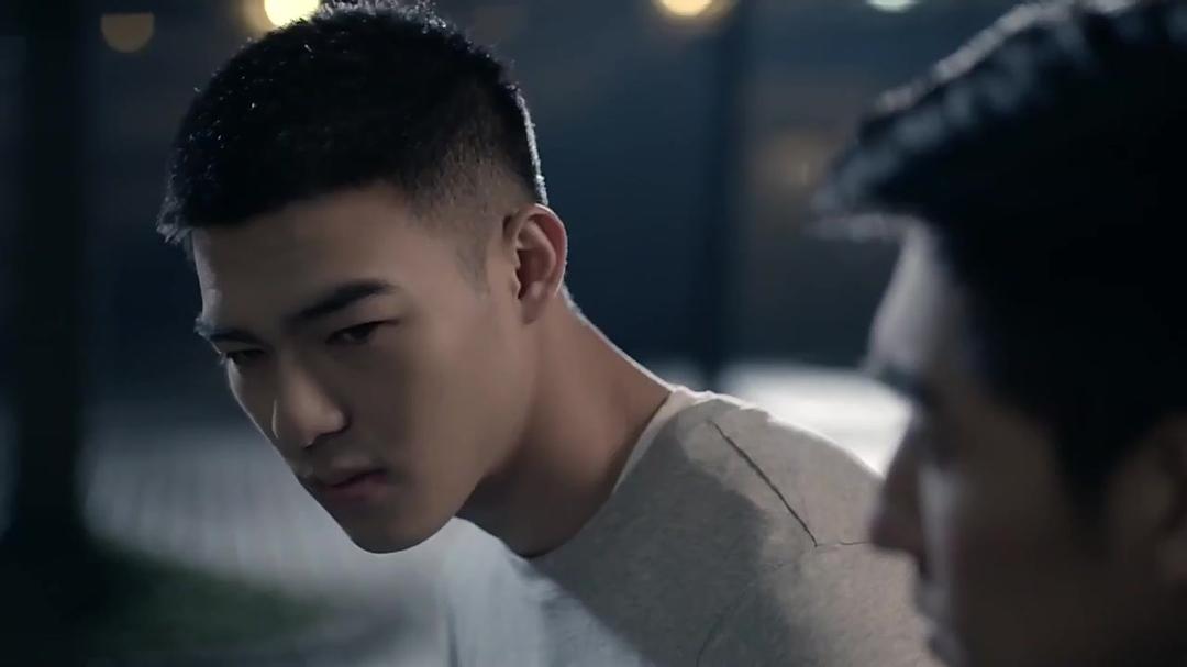 《红色气球》影片从男主角夏之晨的回忆开始