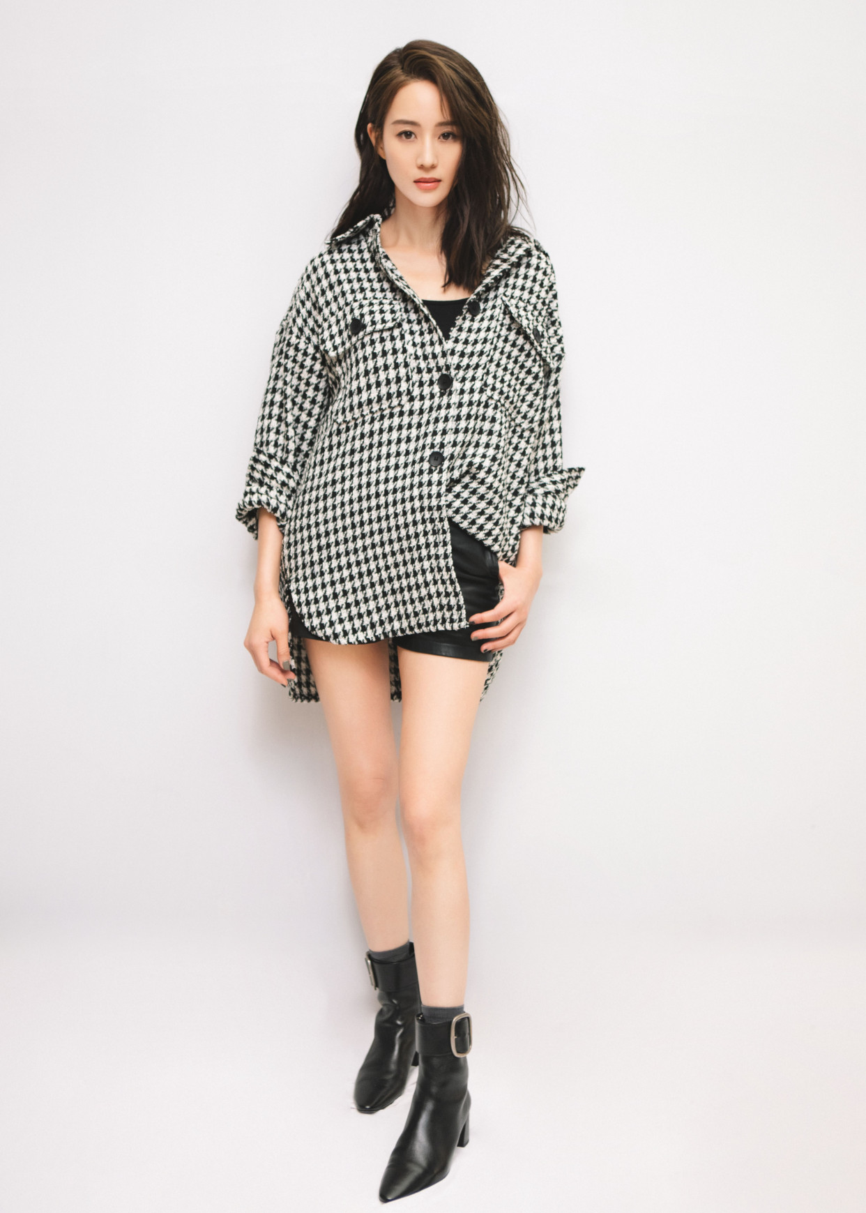 张钧甯是真女神!千鸟格衬衣搭配短皮裤,这双腿看着都好冷