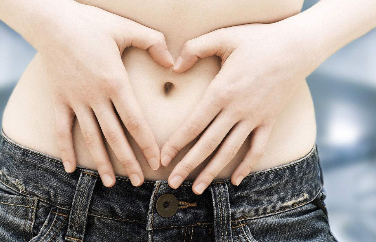 为什么很多女孩子的肚脐上方都有这么一条线?现在知道还不晚