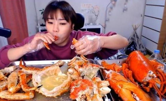 网红花2000元买了只帝王蟹,切开蟹壳不见一点肉,被网友嘲笑!