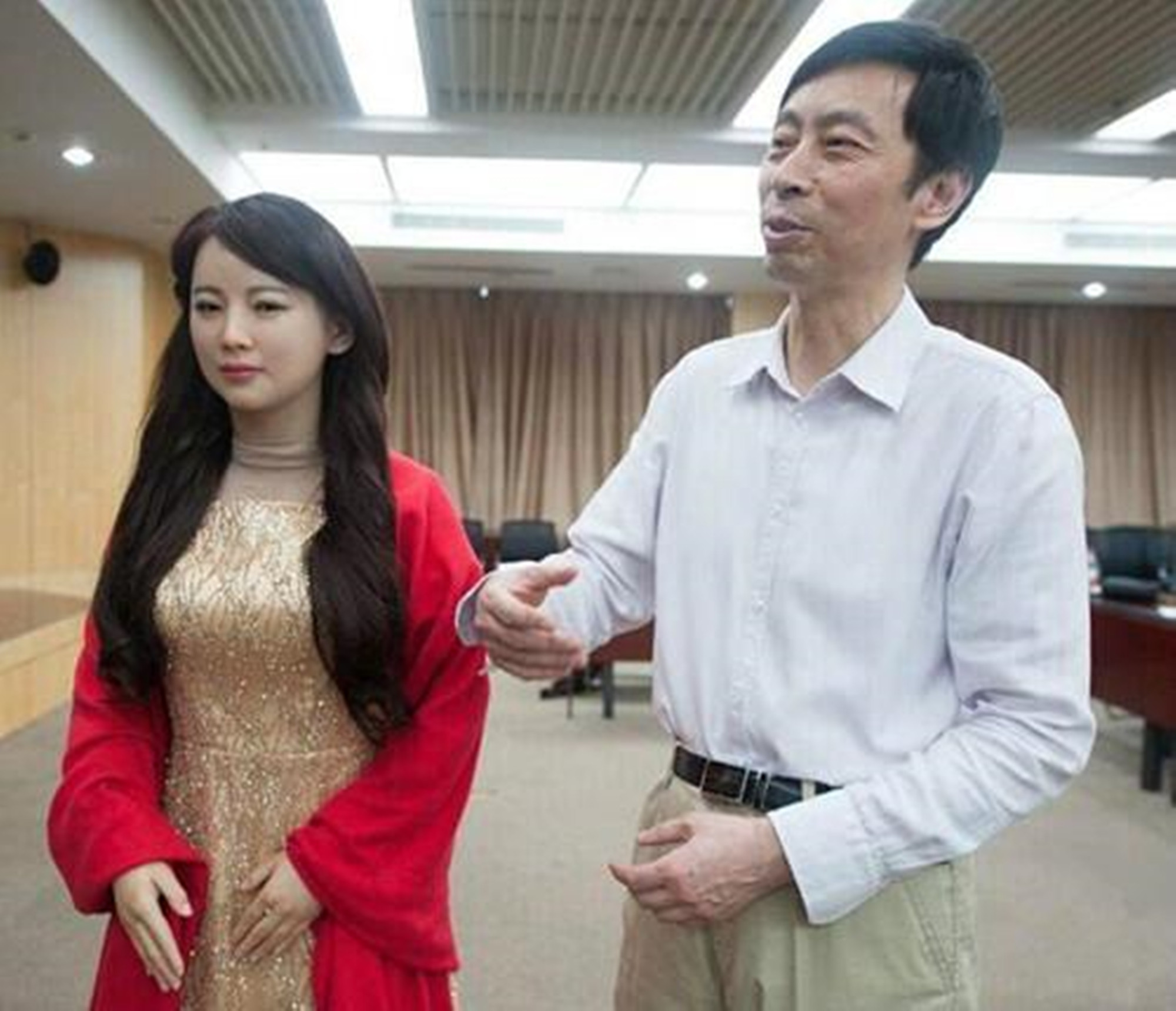 第一台机器人老婆问世,外观模仿大学校花,全身上下非常逼真!