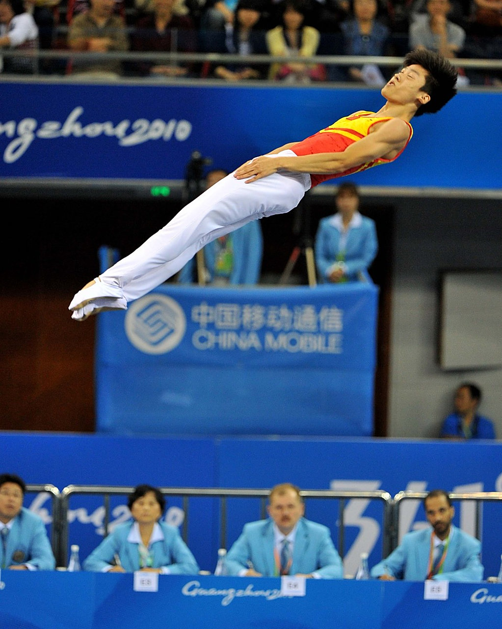 蹦床起源于欧洲,已成为2006年多哈亚运会正式比赛项目,特点为高飘动作