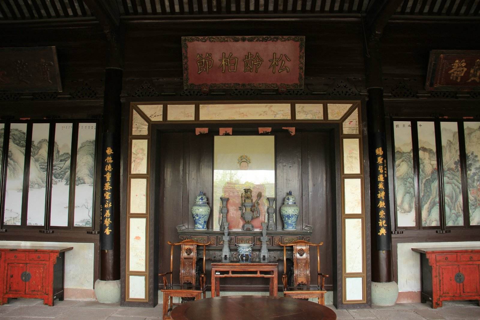 踏进祠堂正厅,只见里面供奉都是嫁入郑氏家族有着孝节名号的妇女画像