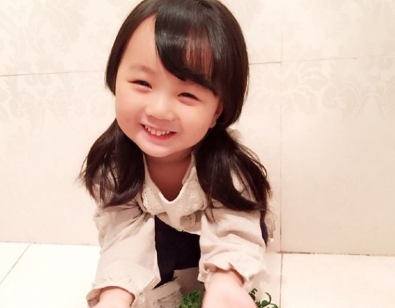 东北萌娃:甜馨情商高,安吉称"东北宋仲基",她一句话笑哭观众