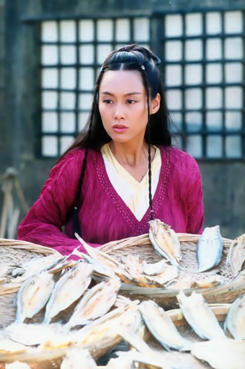 朱茵饰演的古装美人,紫霞仙子一眼万年,黄蓉美成初恋