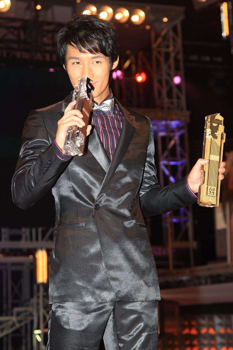 "香港先生"冠军翟威廉,做演员难上位,改行做网红开直播