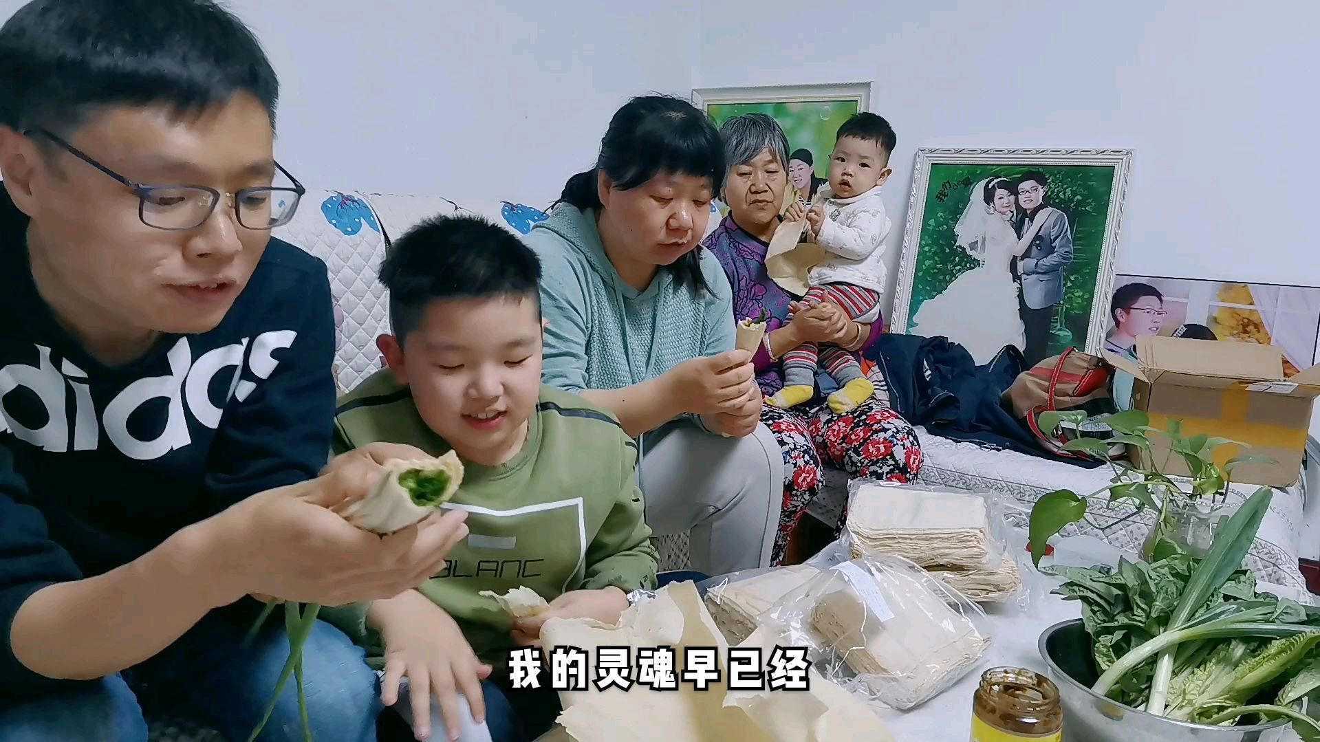 山东威海:野菜蘸大酱,煎饼卷大葱,越吃越香,这吃法你能接受吗