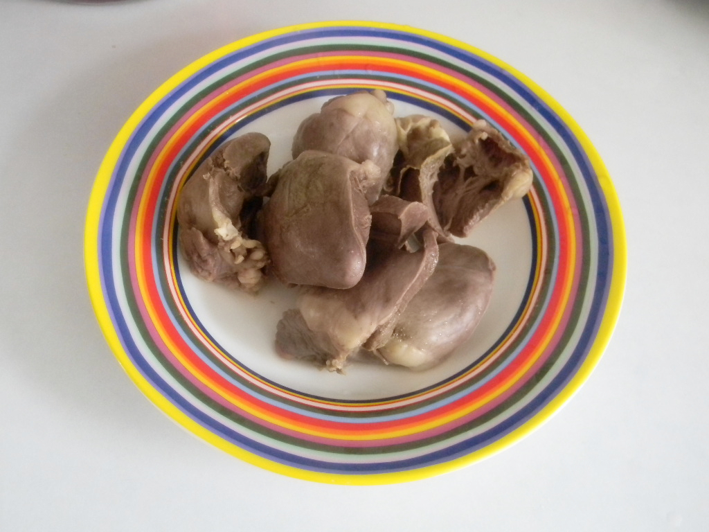 3,煮好的羊心捞出微晾