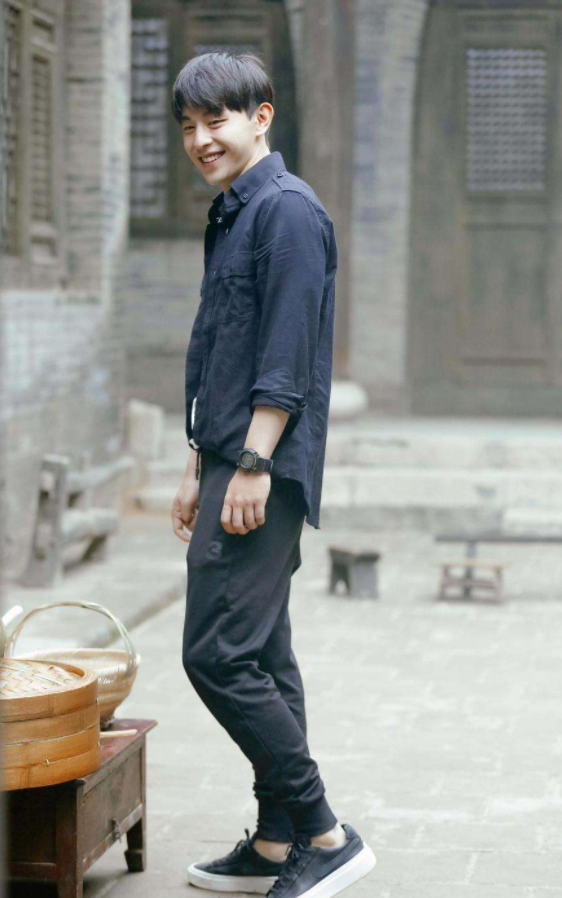 【来自娱乐圈的7位男明星,每一位身高都超过了1米8,有你喜欢的吗】