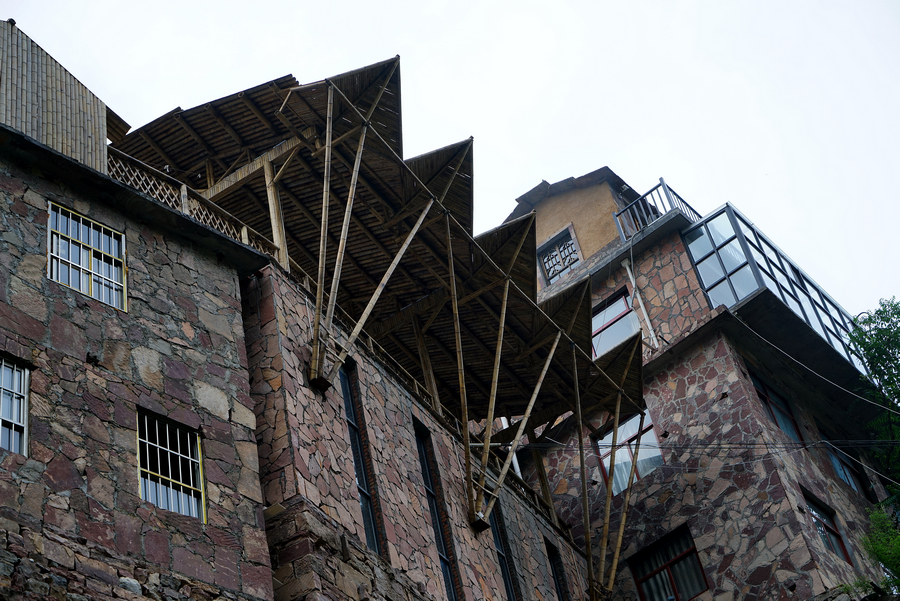 民居多以石木结构为主,房屋就地取材.