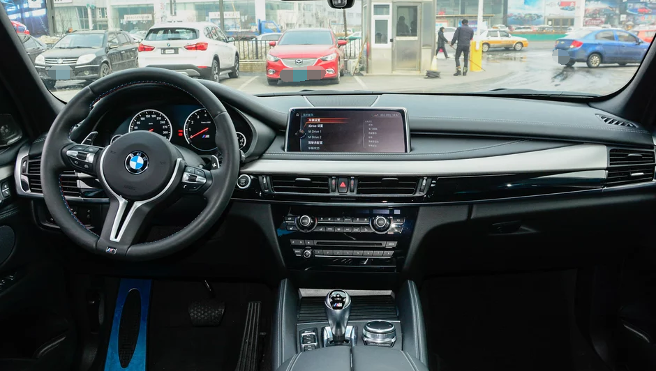 内饰设计整体比较简洁,这个布局给人的感觉是比较大气,虽然没有明显的