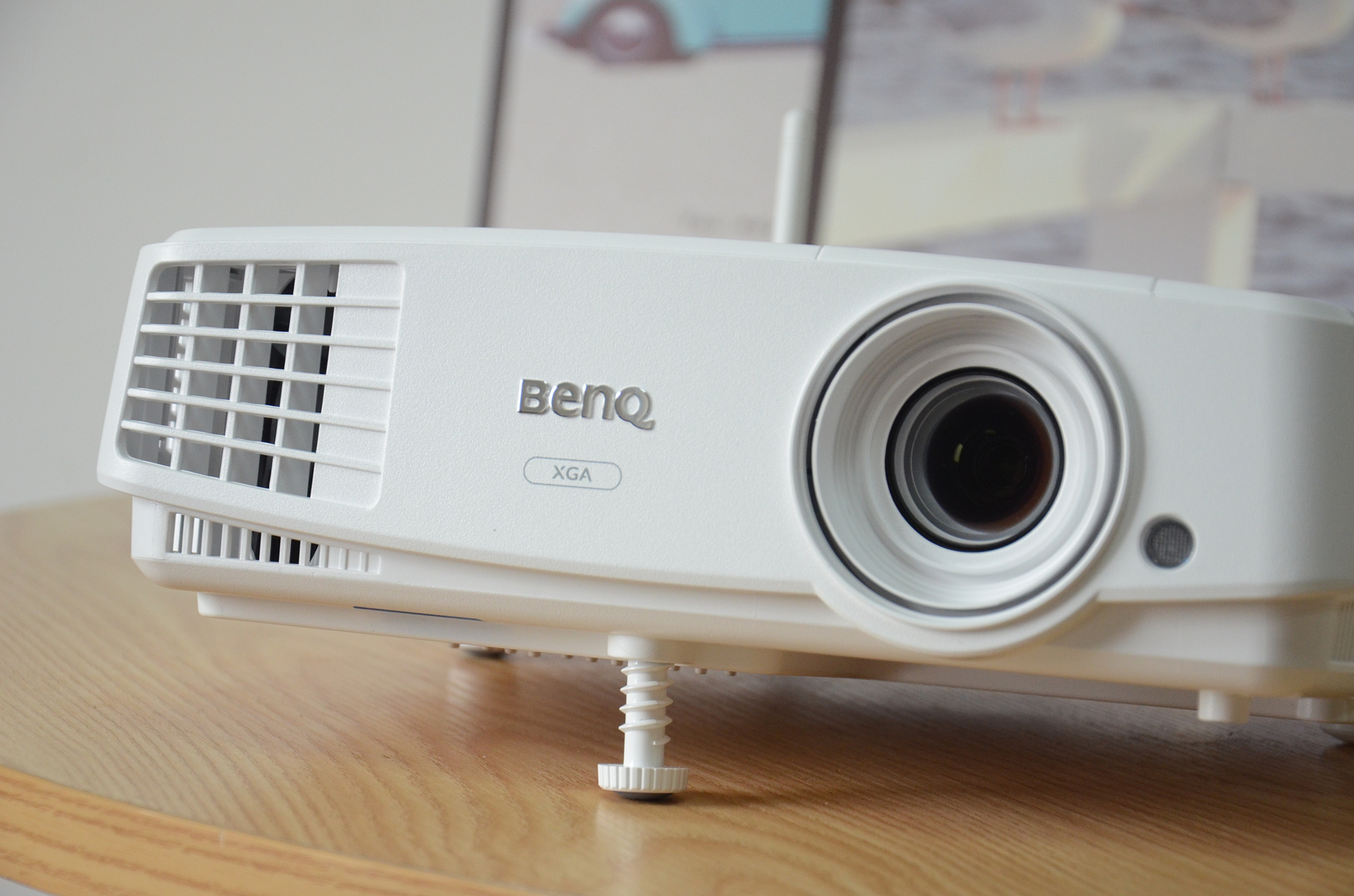 明基e500办公投影仪评测:搭载智能系统,3300高亮流明设计