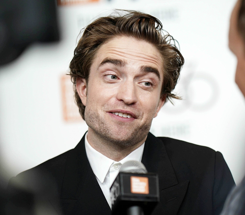 "暮光男"贡献搞笑表情包 西装配短裤永远在抓"鸡窝头"