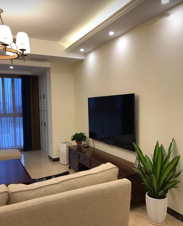 客厅背景墙别弄太复杂,这样一抹色,就挺好看的!