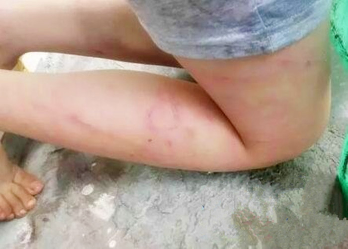 探访农村:12岁儿童雨中罚跪一夜,哭求工作3年的父亲不做三种人