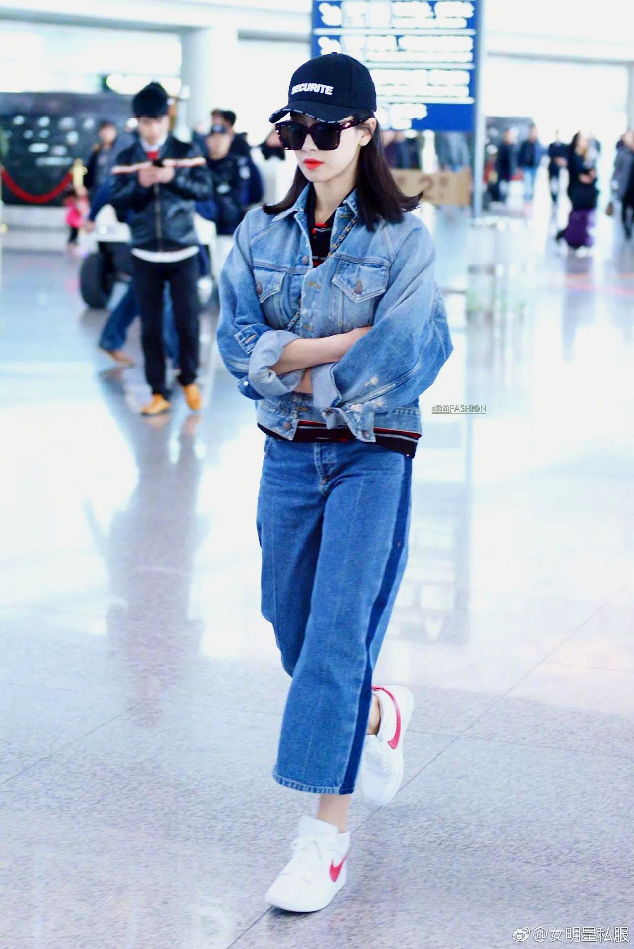 阔腿牛仔裤和运动鞋搭配,也非常和谐.