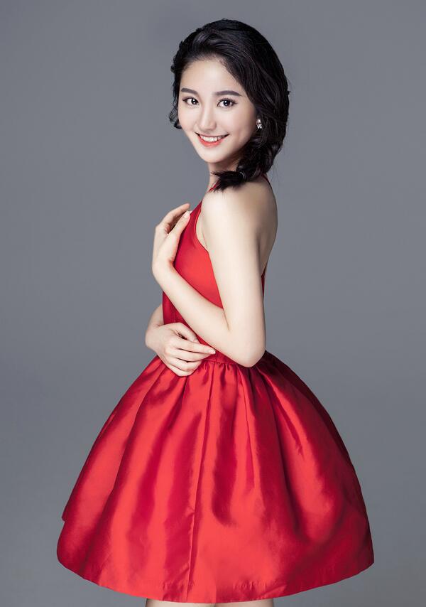 西瓜妹严尚嘉红裙写真,网友:西瓜妹甜度秒杀唐嫣!
