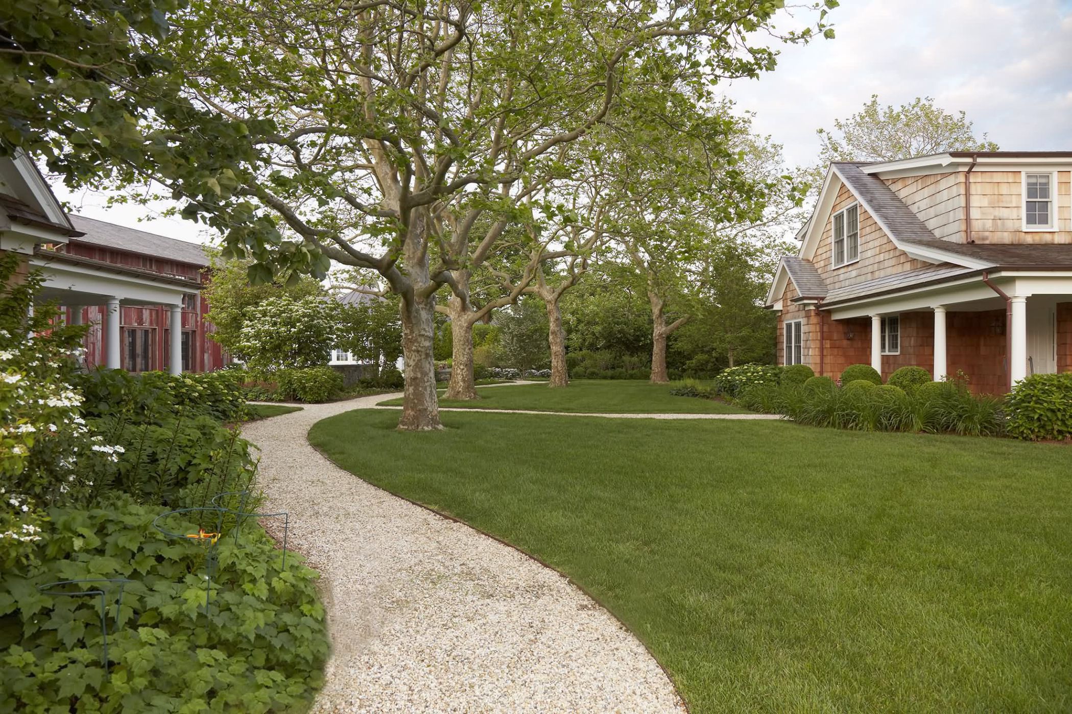 现代英式别墅庭院,草坪与造型树 转载自百家号作者:设计间谍