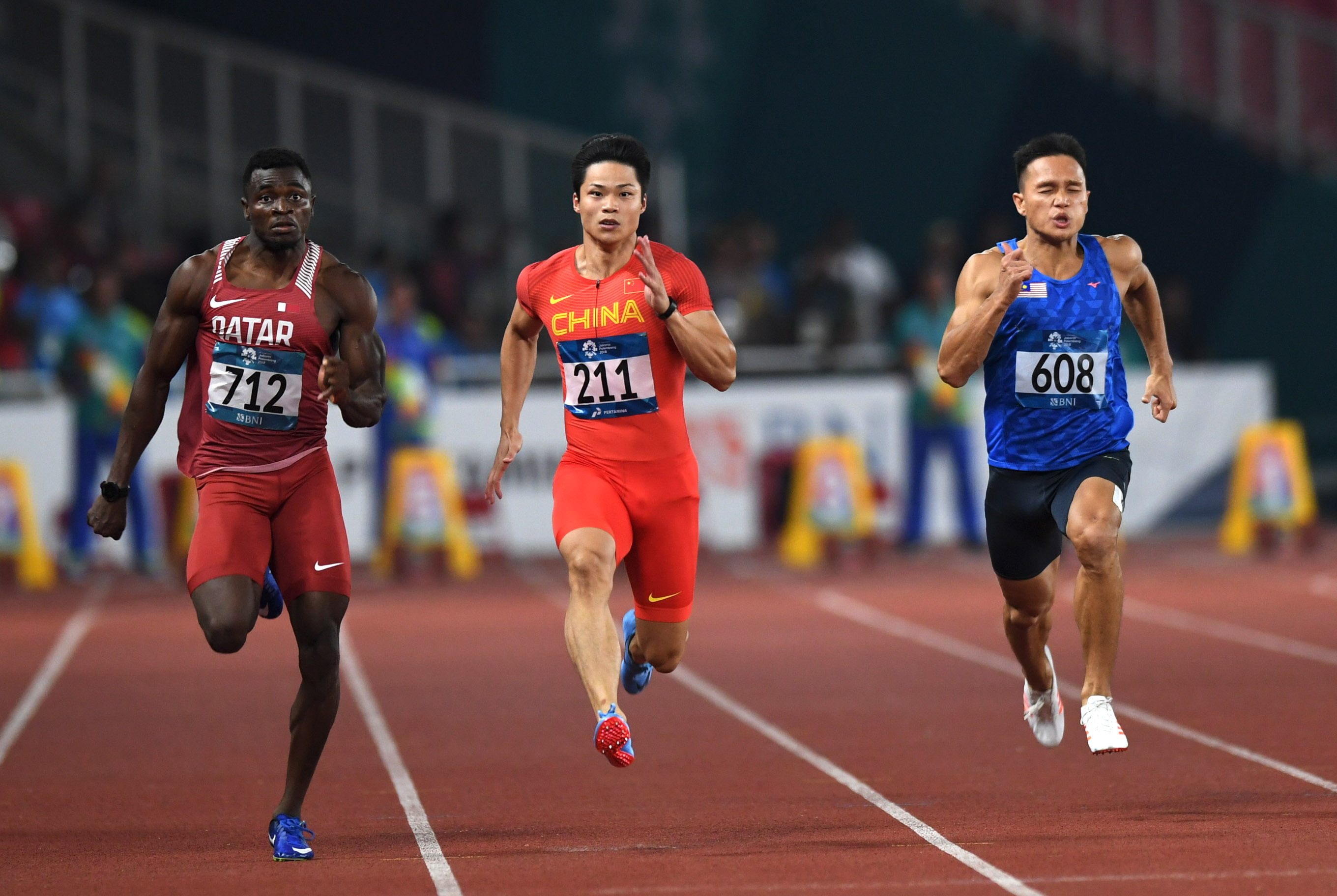 田径——男子100米半决赛赛况(7)