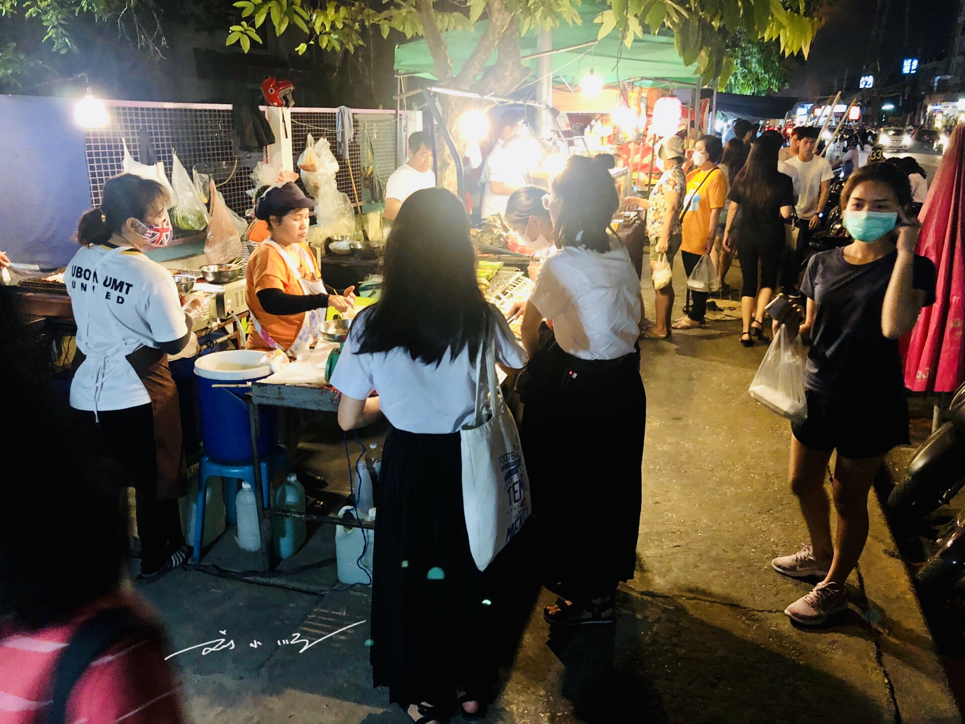 泰国清迈最"养眼"的夜市,到处都是年轻美女,男游客:好开心!