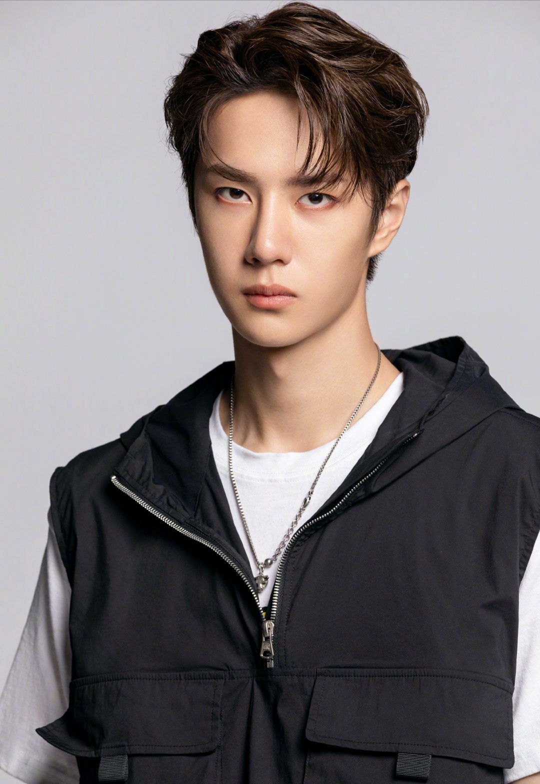 王一博新造型太狙了,斜分刘海搭配金边眼镜,是走出来的撕漫男了