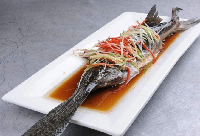 清蒸鸭嘴鱼味道鲜美,做法简单,是许多人烹饪鸭嘴鱼的首选