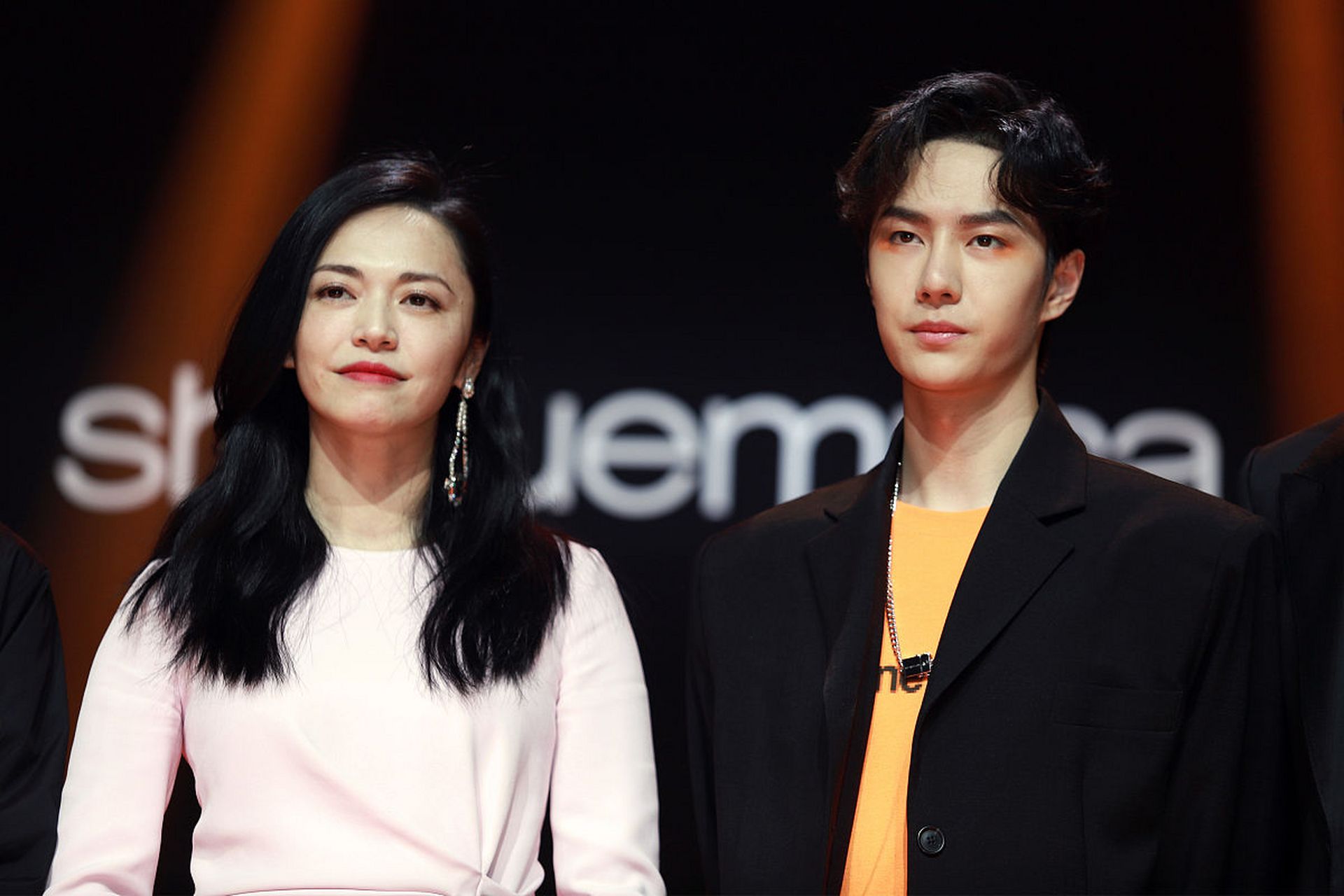 舒淇肖战活动同框合照 网友直呼"梦回燃烧吧少年"