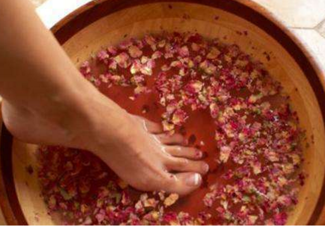 睡前用花椒泡脚,坚持一段时间后,或许这几个变化会不请自来!