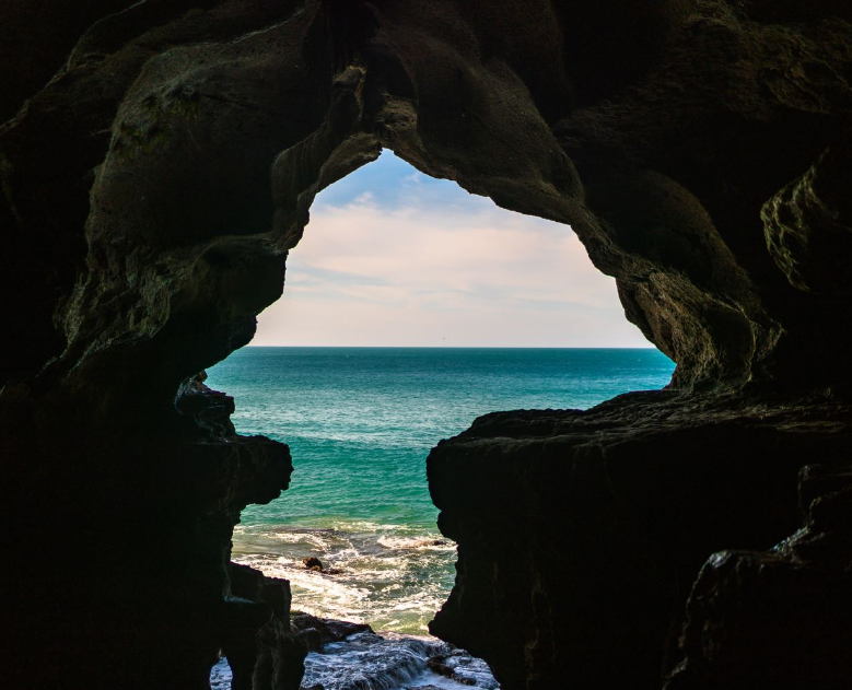 在丹吉尔市区北侧濒临海边的山上,有一个小洞穴,当地人称之为"非洲洞"