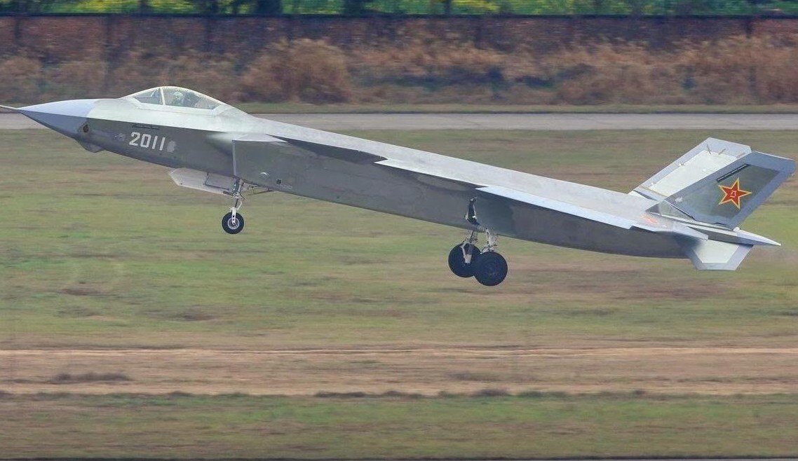 歼20战斗机配备了两台ws-10b发动机,机动性强大,在飞行时的最快速度