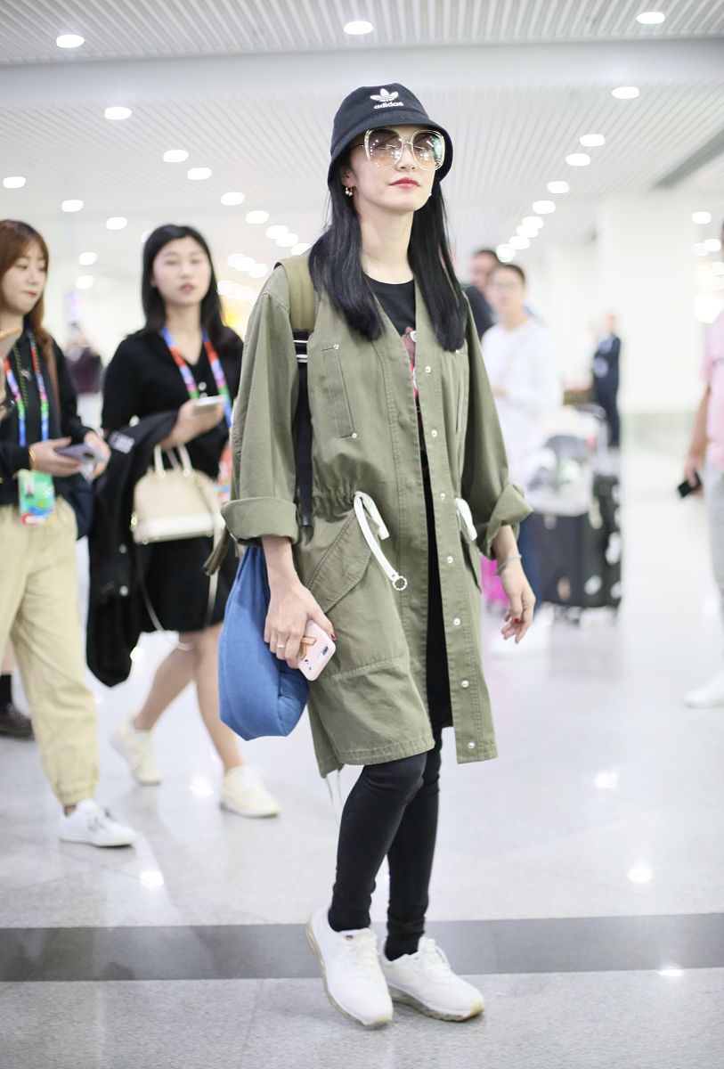 姚晨街拍:军绿色风衣搭配nike球鞋朴素轻便
