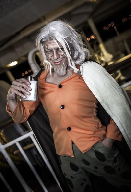 海贼王cos,还原度好高,该怎么喷?要不,来喷雷利的酒瓶子?