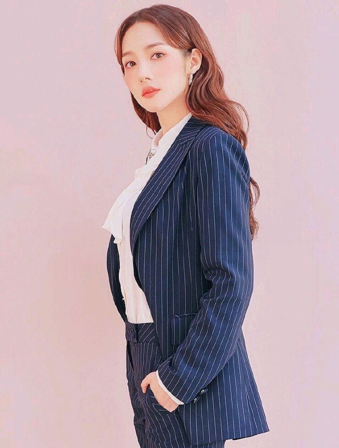 朴敏英的风格也是非常的多元化,职业装的时候真的是非常的有气场,妥妥