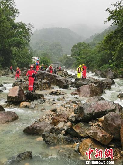 消防员救援时被山洪卷走 全民地毯式搜索盼其归来