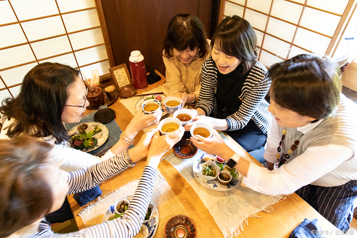 日本有着丰富的饮酒文化,以下是一些日本喝酒的场合和酒类介绍