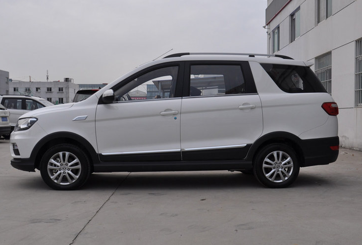 第一眼看东风风光370,视觉冲击感比看网上图片来得强多了,一眼看去的